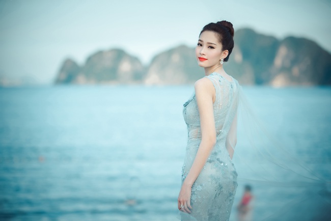 Hoa hậu Thu Thảo khoe vẻ đẹp mong manh, thoát tục trước biển Hạ Long - Ảnh 4.