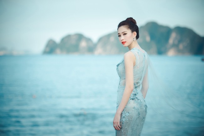 Hoa hậu Thu Thảo khoe vẻ đẹp mong manh, tho&aacute;t tục trước biển Hạ Long - Ảnh 5.