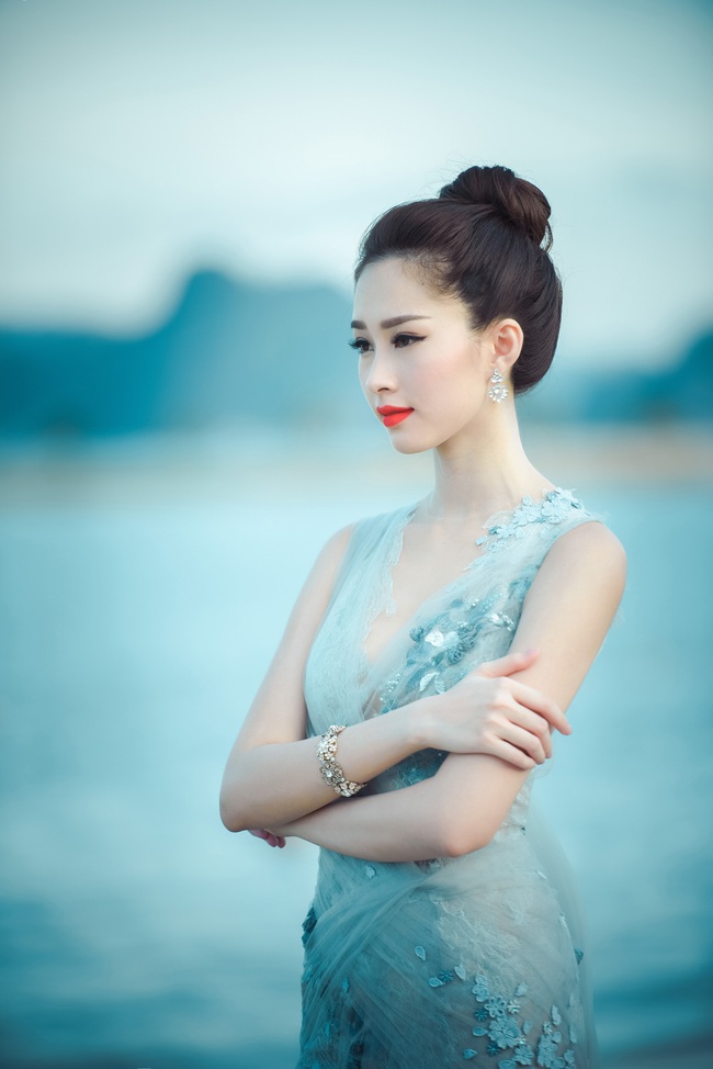 Hoa hậu Thu Thảo khoe vẻ đẹp mong manh, thoát tục trước biển Hạ Long - Ảnh 6.