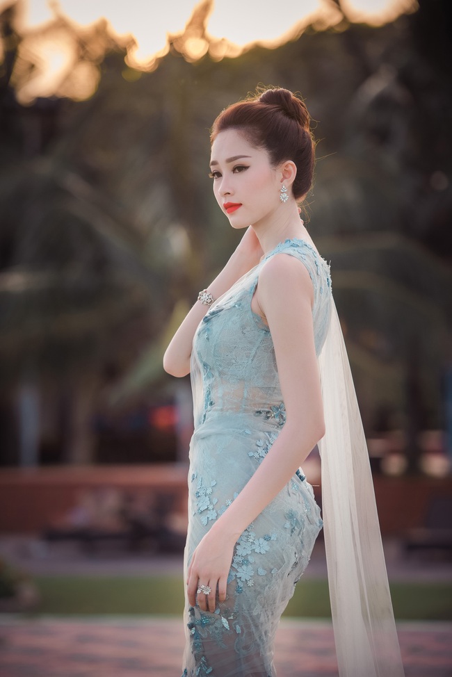 Hoa hậu Thu Thảo khoe vẻ đẹp mong manh, thoát tục trước biển Hạ Long - Ảnh 10.