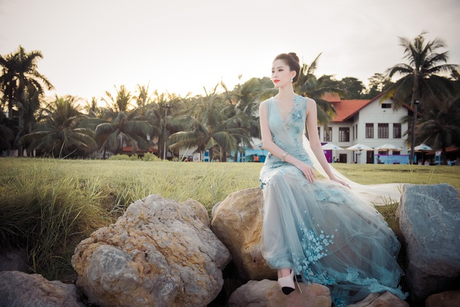 Hoa hậu Thu Thảo khoe vẻ đẹp mong manh, tho&aacute;t tục trước biển Hạ Long - Ảnh 11.