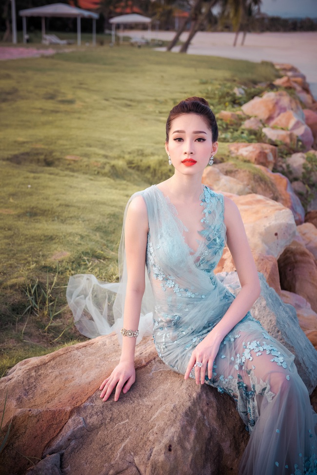 Hoa hậu Thu Thảo khoe vẻ đẹp mong manh, tho&aacute;t tục trước biển Hạ Long - Ảnh 13.