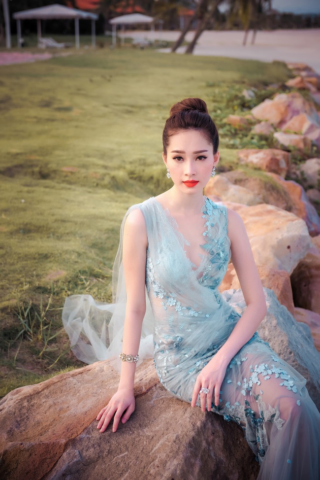 Hoa hậu Thu Thảo khoe vẻ đẹp mong manh, tho&aacute;t tục trước biển Hạ Long - Ảnh 14.
