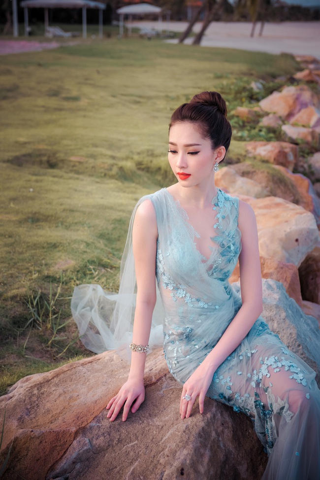 Hoa hậu Thu Thảo khoe vẻ đẹp mong manh, thoát tục trước biển Hạ Long - Ảnh 15.