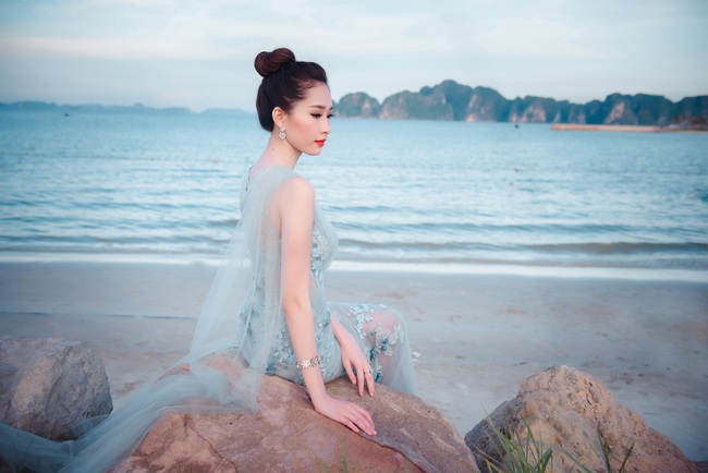 Hoa hậu Thu Thảo khoe vẻ đẹp mong manh, thoát tục trước biển Hạ Long - Ảnh 16.