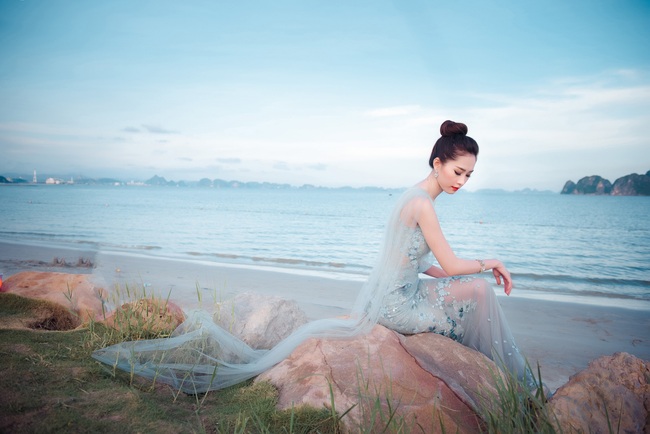 Hoa hậu Thu Thảo khoe vẻ đẹp mong manh, thoát tục trước biển Hạ Long - Ảnh 17.
