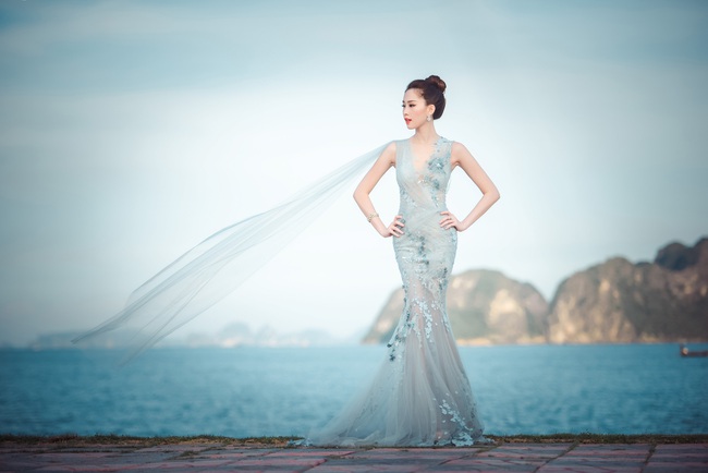 Hoa hậu Thu Thảo khoe vẻ đẹp mong manh, tho&aacute;t tục trước biển Hạ Long - Ảnh 1.
