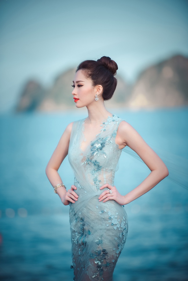 Hoa hậu Thu Thảo khoe vẻ đẹp mong manh, thoát tục trước biển Hạ Long - Ảnh 2.