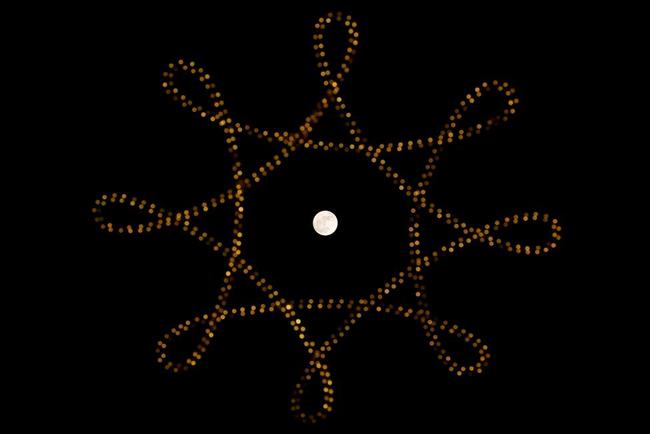 Lác mắt trước chùm ảnh siêu trăng thế kỷ trên bầu trời thế giới - Ảnh 6.