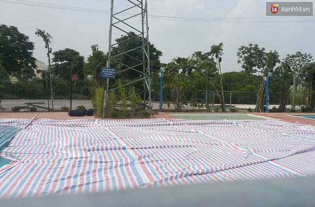 Bể bơi ngay dưới ch&acirc;n cột điện cao thế ở H&agrave; Nội: Đ&ugrave;a với tử thần! - Ảnh 4.