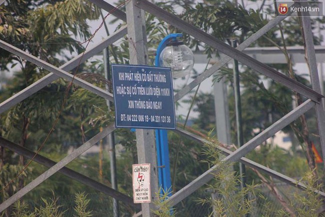 Bể bơi ngay dưới ch&acirc;n cột điện cao thế ở H&agrave; Nội: Đ&ugrave;a với tử thần! - Ảnh 2.