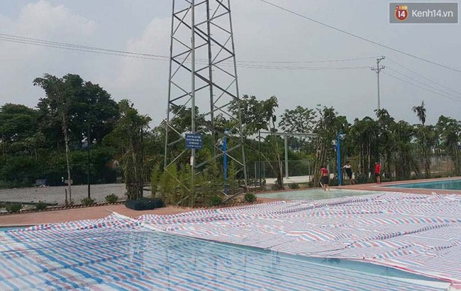 Bể bơi ngay dưới ch&acirc;n cột điện cao thế ở H&agrave; Nội: Đ&ugrave;a với tử thần! - Ảnh 6.