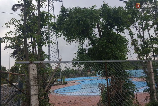 Bể bơi ngay dưới ch&acirc;n cột điện cao thế ở H&agrave; Nội: Đ&ugrave;a với tử thần! - Ảnh 3.
