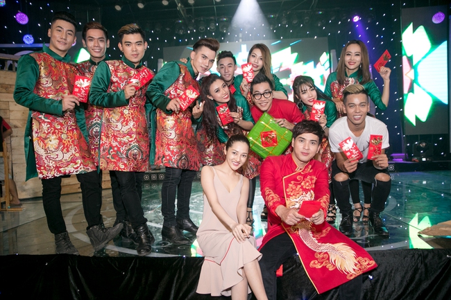 Hồ Quang Hiếu được bạn g&aacute;i Bảo Anh chăm s&oacute;c tại phim trường quay MV Tết - Ảnh 5.