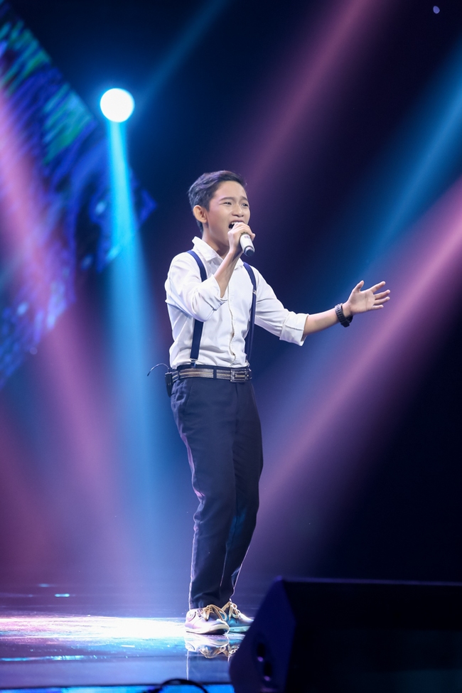 The Voice Kids: Noo Phước Thịnh hờn dỗi vì Đông Nhi giành được cậu bé vắt hai chân lên đầu - Ảnh 11.