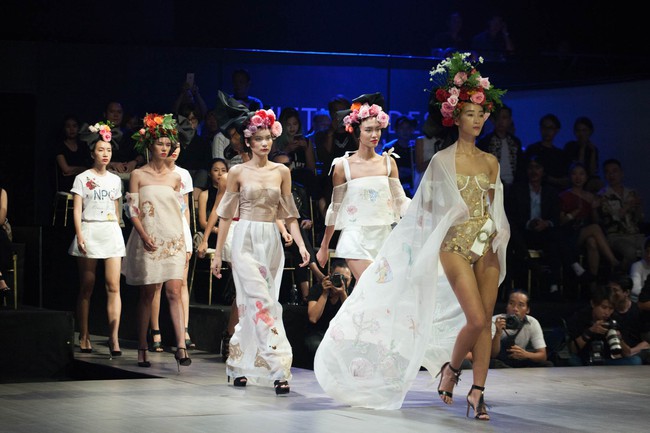 Kỳ Duyên trình diễn không thể gắt hơn, em gái Trang Khiếu lần đầu biết thế nào là catwalk - Ảnh 45.