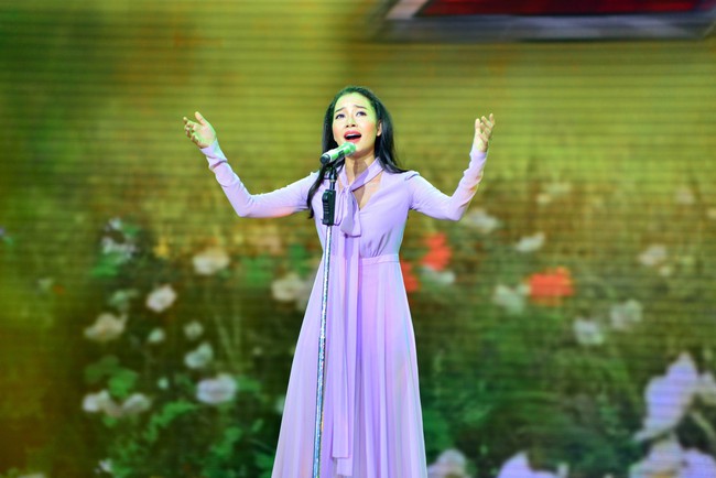 X-Factor: Cô gái lai Hà Hồ - Mỹ Tâm hết ôm Dương Khắc Linh, lại hôn Tùng Dương - Ảnh 12.