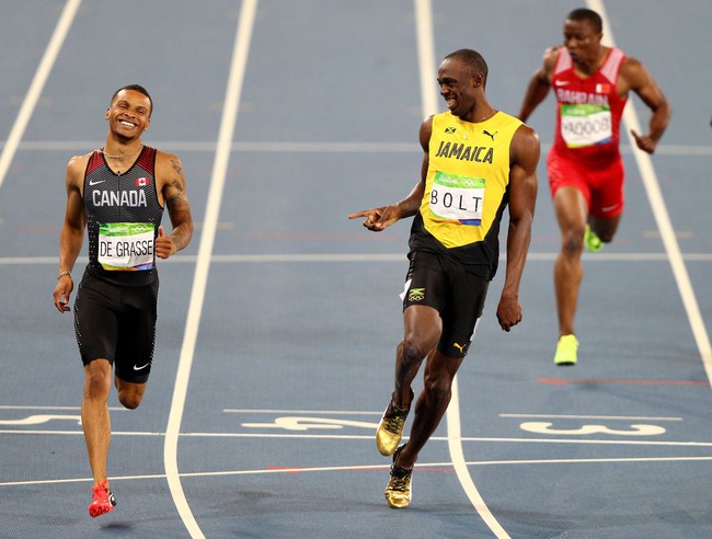 Usain Bolt vừa chạy vừa bu&ocirc;n dưa l&ecirc; với đối thủ - Ảnh 3.