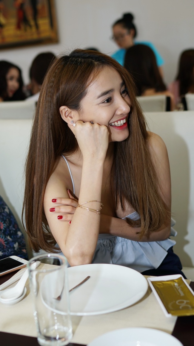 Nhã Phương liên tục lấy tay che ngực khi diện đồ sexy bên Trường Giang - Ảnh 6.