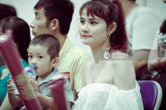 Tuyển thủ futsal Việt Nam dẫn vợ con đi xem bóng rổ - Ảnh 2.