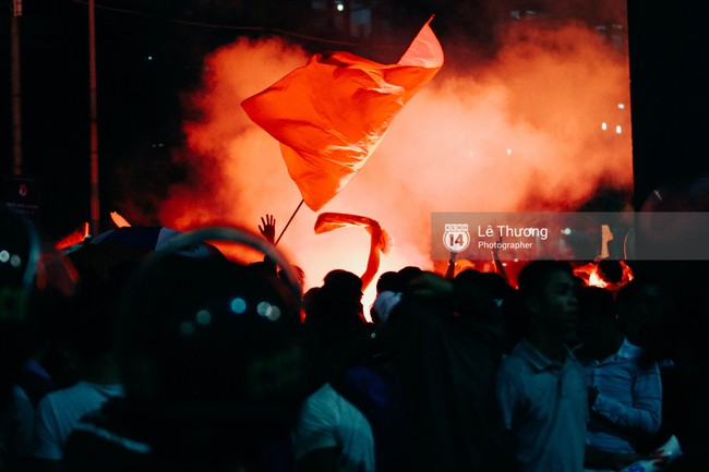 Người h&acirc;m mộ đổ ra đường, đốt ph&aacute;o s&aacute;ng ăn mừng chiến thắng của ĐT Việt Nam - Ảnh 12.