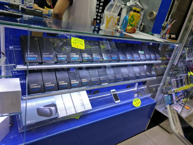 Chuyện thật như đùa: Galaxy Note7 đã bị khai tử nhưng vẫn được bày bán ở Hong Kong - Ảnh 2.