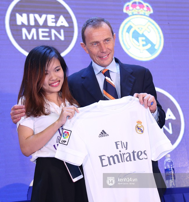 Ca sĩ Tuấn Hưng ghi b&agrave;n trong ng&agrave;y hội ngộ huyền thoại Real Madrid - Ảnh 4.
