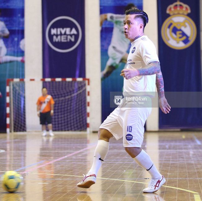 Ca sĩ Tuấn Hưng ghi b&agrave;n trong ng&agrave;y hội ngộ huyền thoại Real Madrid - Ảnh 7.