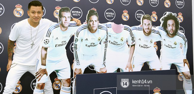 Ca sĩ Tuấn Hưng ghi b&agrave;n trong ng&agrave;y hội ngộ huyền thoại Real Madrid - Ảnh 1.