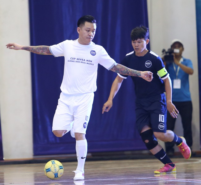 Ca sĩ Tuấn Hưng ghi b&agrave;n trong ng&agrave;y hội ngộ huyền thoại Real Madrid - Ảnh 6.