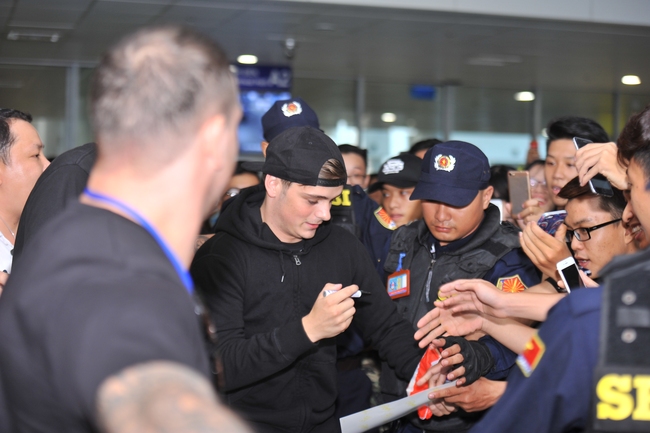 Martin Garrix đã có mặt tại sân bay Nội Bài, thân thiện ký tặng fan - Ảnh 1.