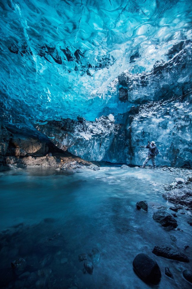 Khám phá hang động băng giá giữa mùa hè đẹp như trong truyện cổ tích - Ảnh 8.
