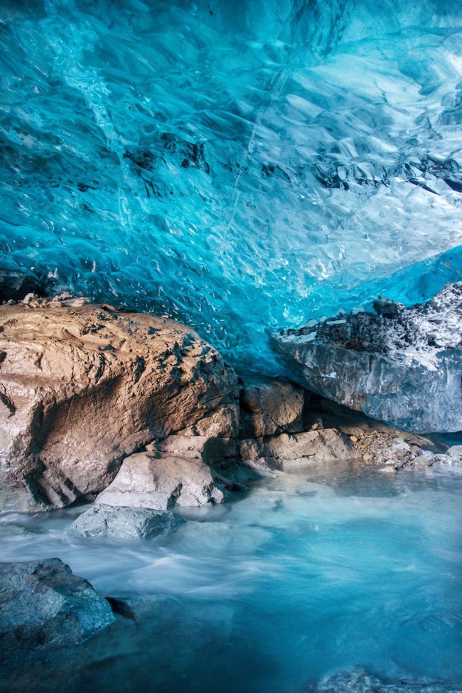 Khám phá hang động băng giá giữa mùa hè đẹp như trong truyện cổ tích - Ảnh 4.