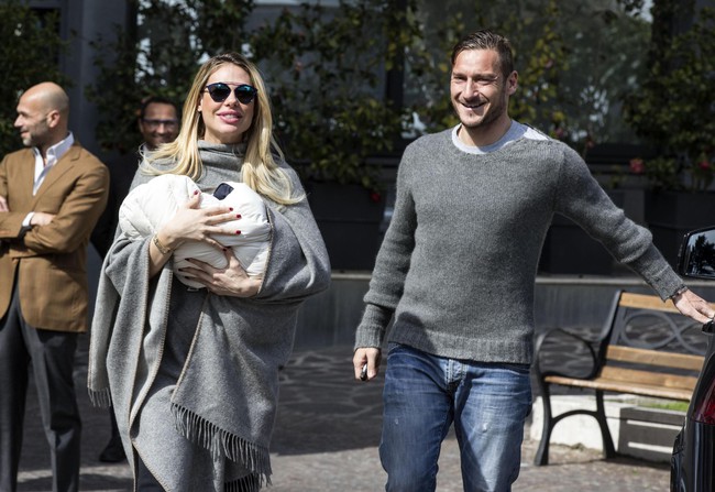 Cô vợ xinh đẹp giúp Totti thăng hoa ở tuổi 39 - Ảnh 1.