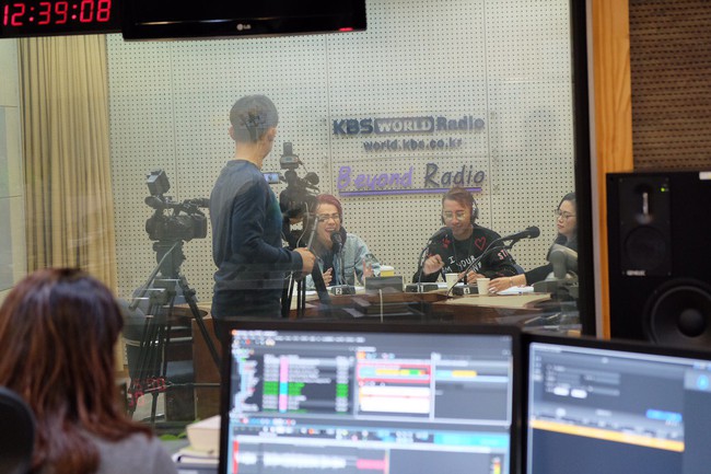 Only C - Lou Hoàng thích thú phỏng vấn tại đài phát thanh - truyền hình lớn nhất Hàn Quốc - Ảnh 2.
