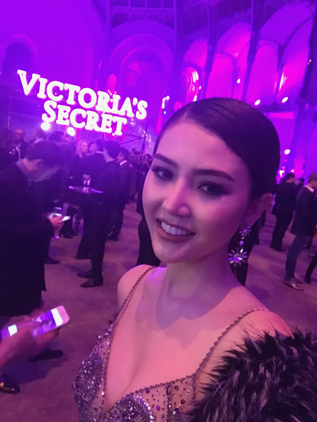Ngọc Duy&ecirc;n diện đồ gợi cảm, L&ecirc; H&agrave; khoe ch&acirc;n d&agrave;i b&ecirc;n si&ecirc;u xe tại show Victorias Secret - Ảnh 12.