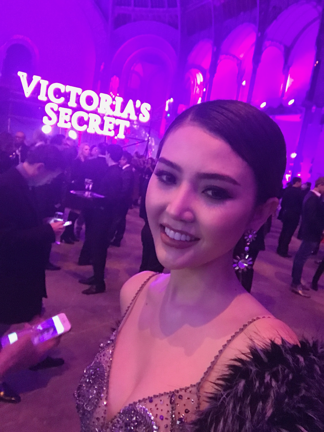 Ngọc Duyên diện đồ gợi cảm, Lê Hà khoe chân dài bên siêu xe tại show Victorias Secret - Ảnh 12.