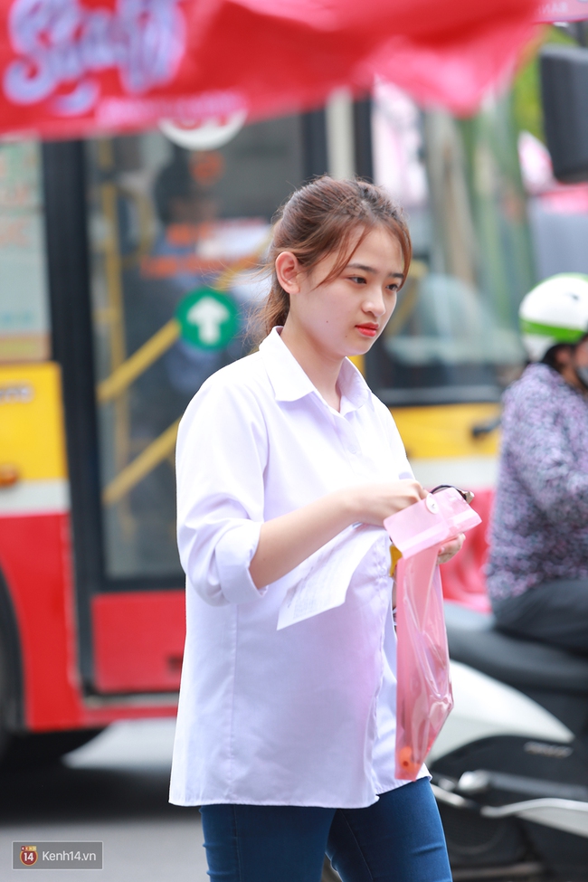 Phụ huynh v&agrave; SV t&igrave;nh nguyện dầm dưới mưa chờ th&iacute; sinh ho&agrave;n tất m&ocirc;n Vật l&yacute; - Ảnh 5.