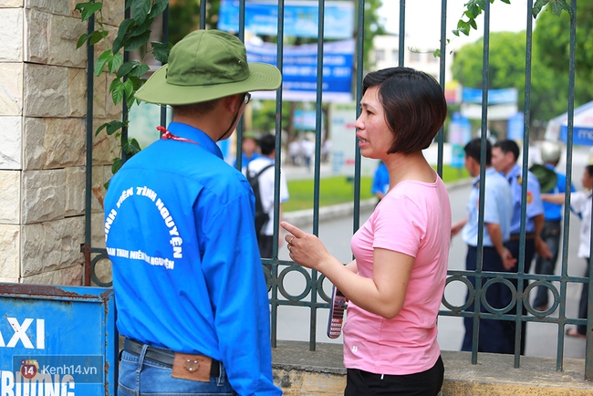 Phụ huynh và SV tình nguyện dầm dưới mưa chờ thí sinh hoàn tất môn Vật lý - Ảnh 9.