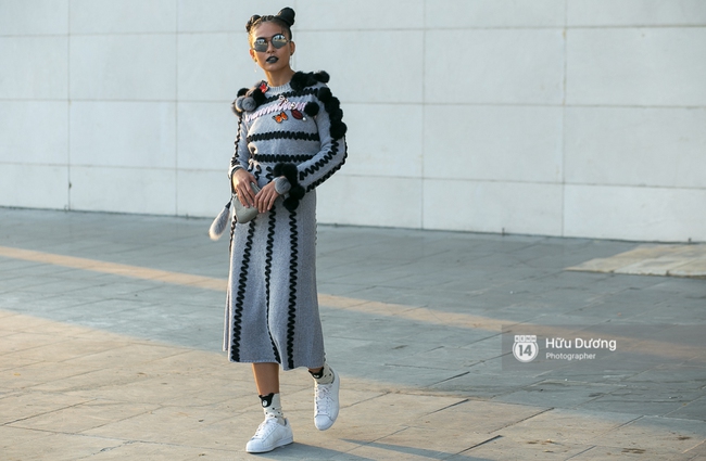 Street style ngày 3 Vietnam International Fashion Week: Giới trẻ Hà Nội lại quay về với cuộc chơi an toàn - Ảnh 3.
