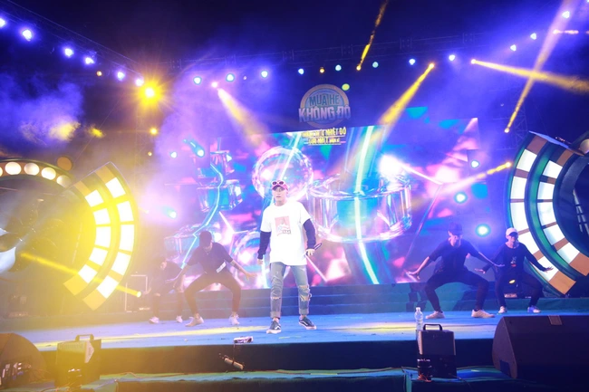 Sơn T&ugrave;ng nhoi hết cỡ khi l&agrave;m B-boy trước 15.000 fan Hải Ph&ograve;ng - Ảnh 7.