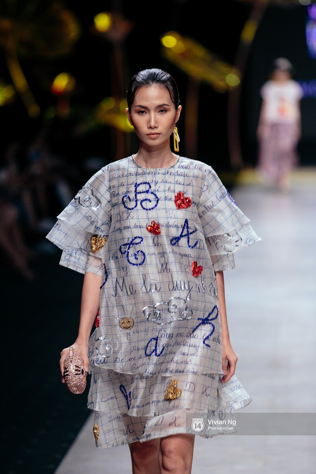 VIFW 2016 ngày 2: Khi mẫu U70, mẫu nhí lẫn bà bầu đổ bộ runway - Ảnh 8.