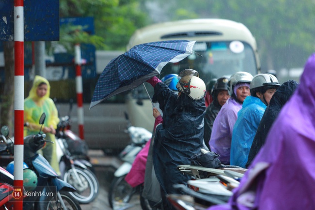 Chùm ảnh xúc động: Mưa to lúc tan buổi thi, bố mẹ tay cầm sẵn áo mưa vì mong con không ướt... - Ảnh 3.