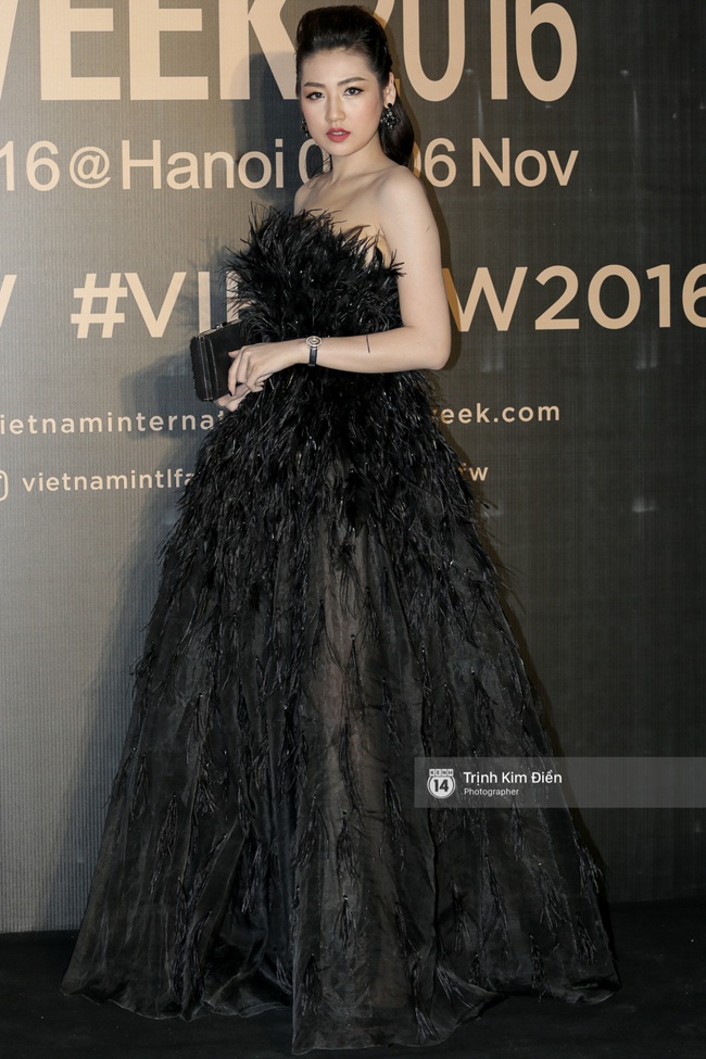 Chi Pu ăn vận cá tính đối lập dàn Hoa hậu, Á hậu váy vóc bồng xòe trên thảm đỏ VIFW - Ảnh 5.