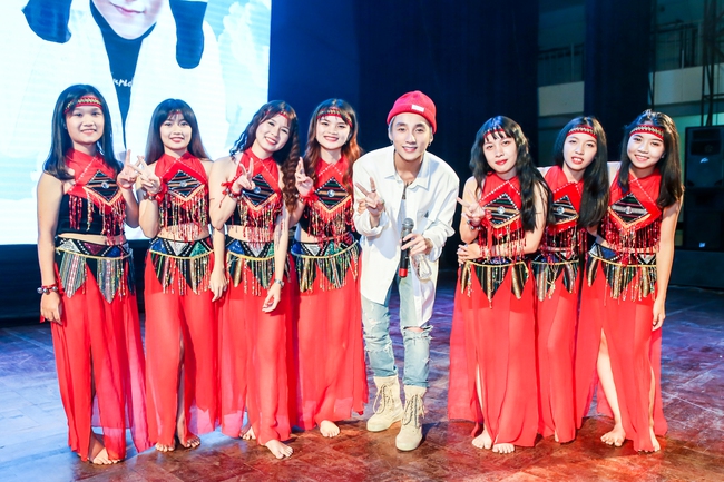 Sơn Tùng M-TP diện áo dân tộc, chơi đàn TRưng cùng fan Đắk Lắk - Ảnh 20.