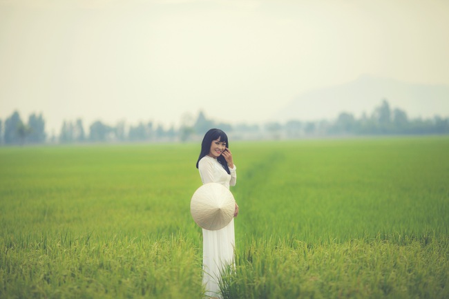 Phương Thanh diện &aacute;o d&agrave;i trắng nền n&atilde; trong MV mới - Ảnh 3.
