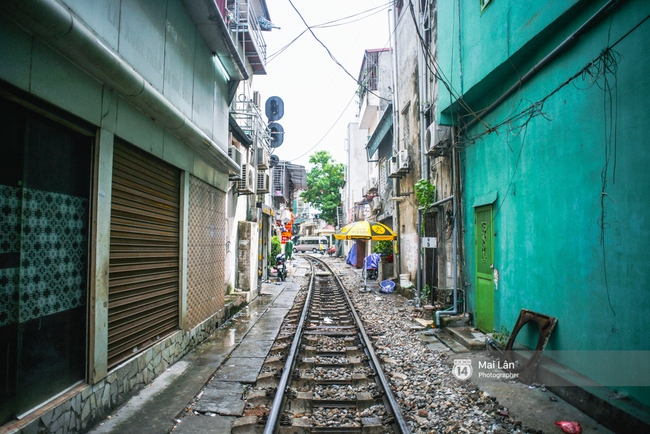 Cuộc sống bình dị nơi xóm đường tàu ồn ào, nguy hiểm nhất Hà Nội - Ảnh 1.