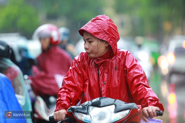Phụ huynh v&agrave; SV t&igrave;nh nguyện dầm dưới mưa chờ th&iacute; sinh ho&agrave;n tất m&ocirc;n Vật l&yacute; - Ảnh 13.