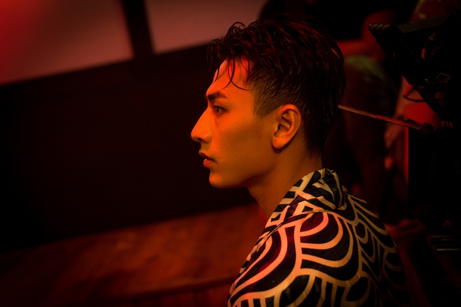 Isaac đẹp trai ná thở trong MV mới thay đổi sang hình tượng bad boy - Ảnh 6.