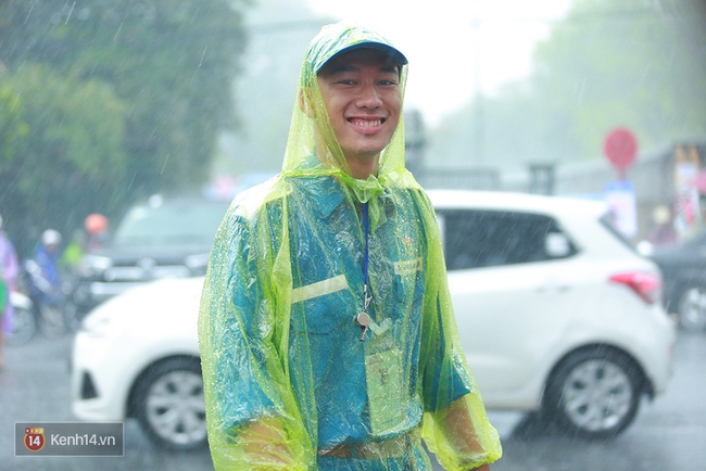 Phụ huynh v&agrave; SV t&igrave;nh nguyện dầm dưới mưa chờ th&iacute; sinh ho&agrave;n tất m&ocirc;n Vật l&yacute; - Ảnh 14.